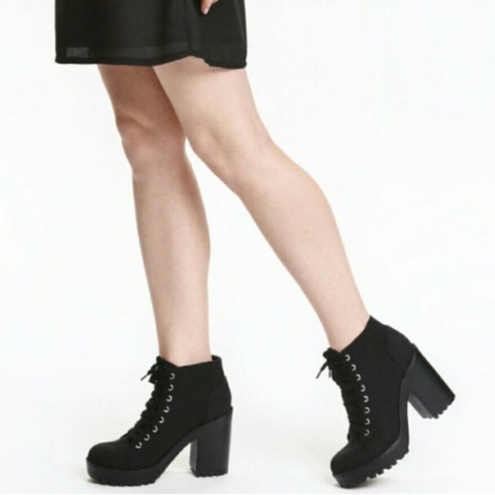 🖤BLACK HEEL LACE UP BOOTS🖤